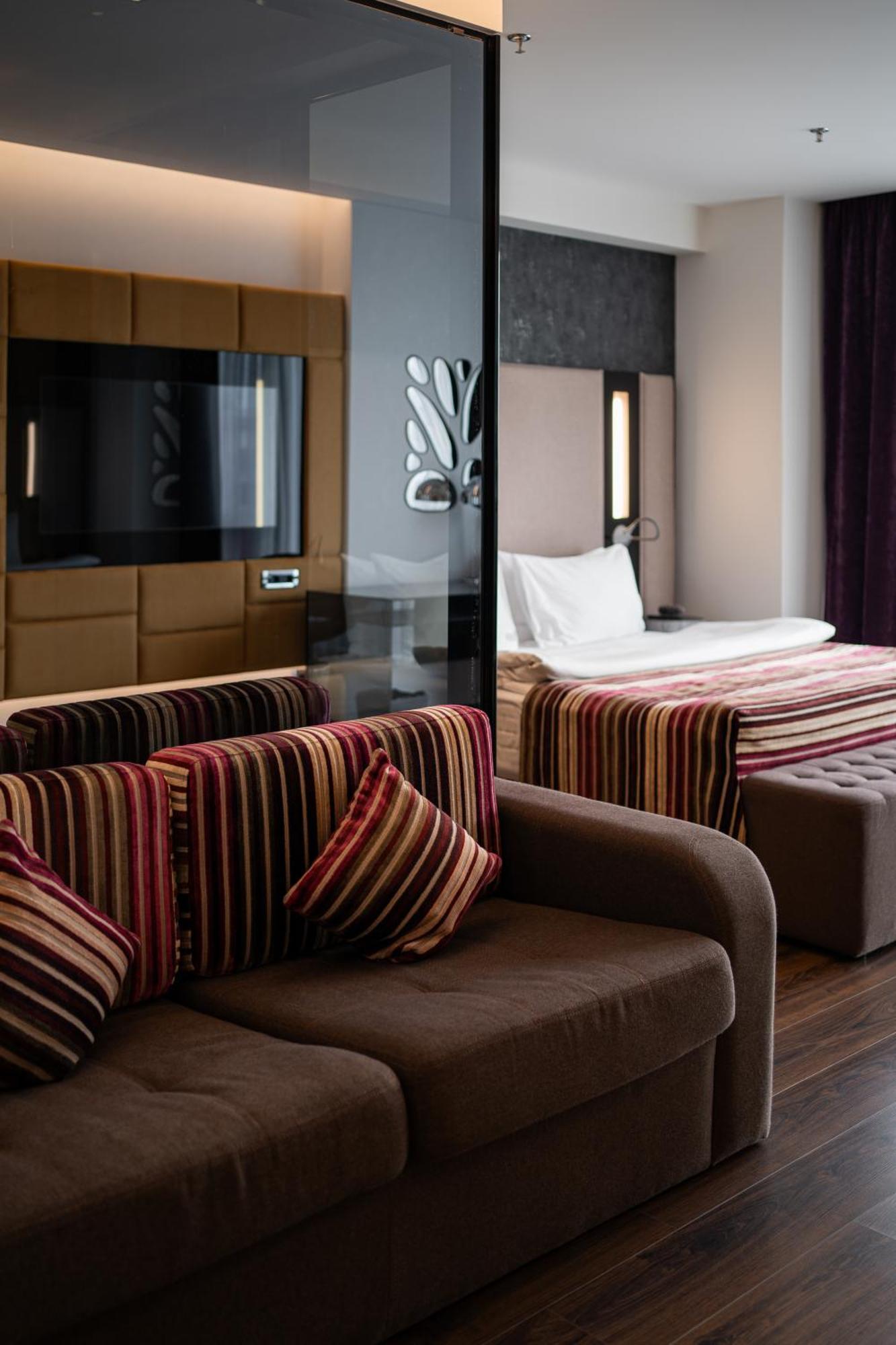 11 Mirrors Design Hotel Kiew Exterior foto