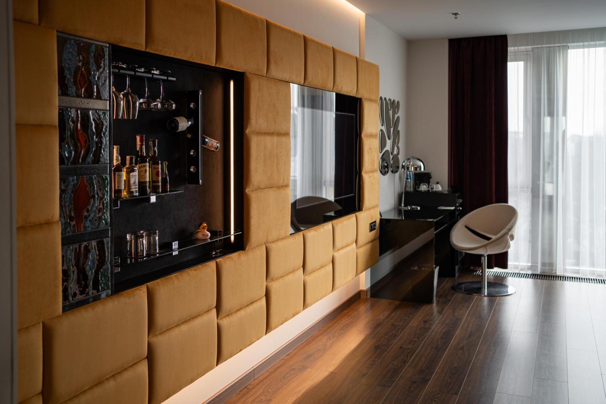 11 Mirrors Design Hotel Kiew Exterior foto