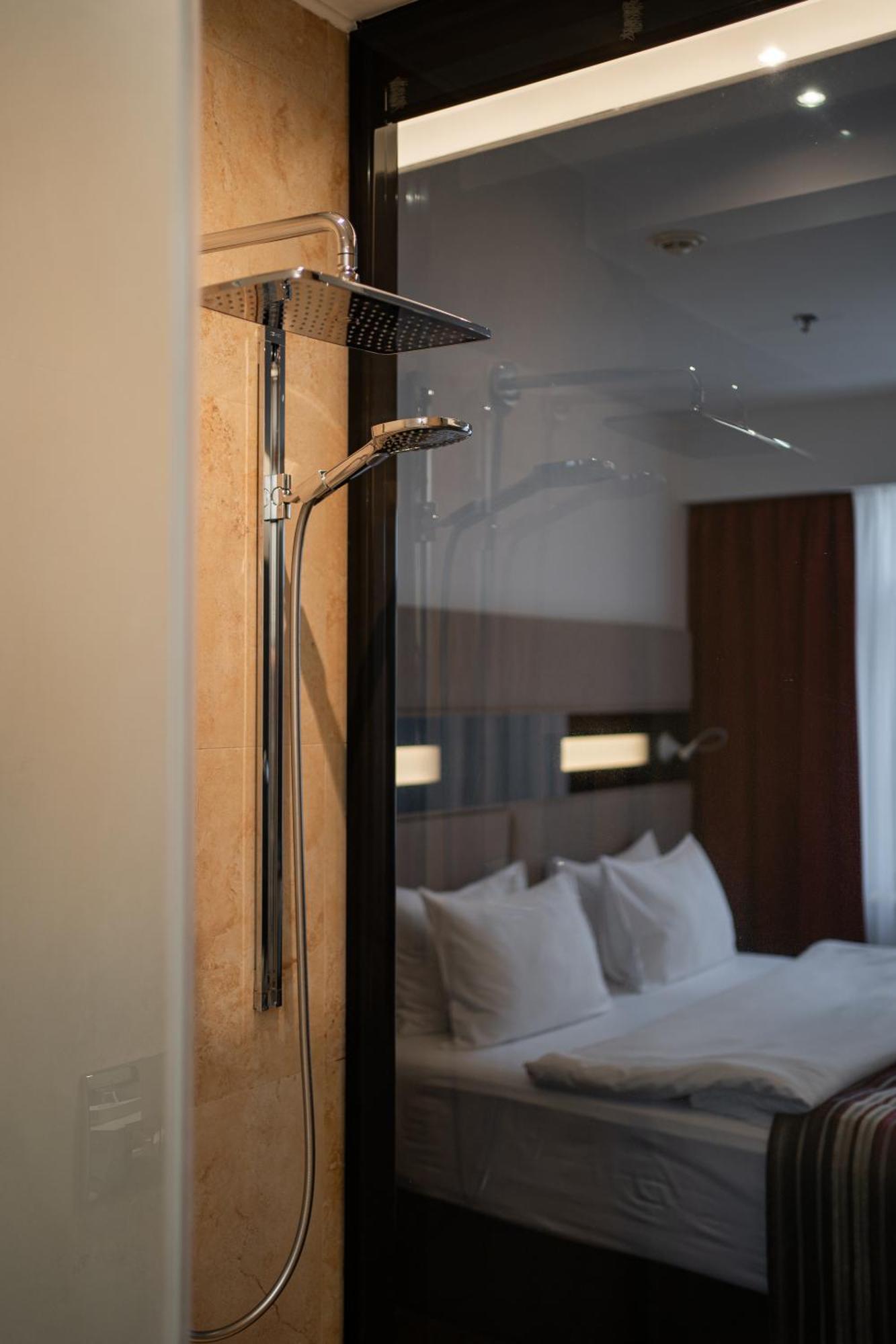 11 Mirrors Design Hotel Kiew Exterior foto