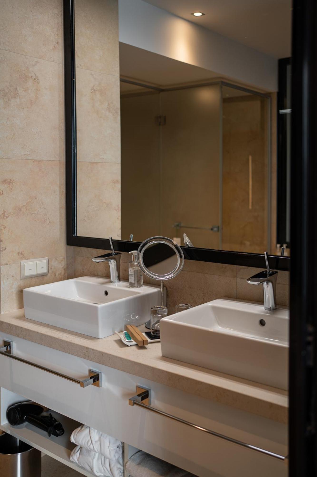 11 Mirrors Design Hotel Kiew Exterior foto